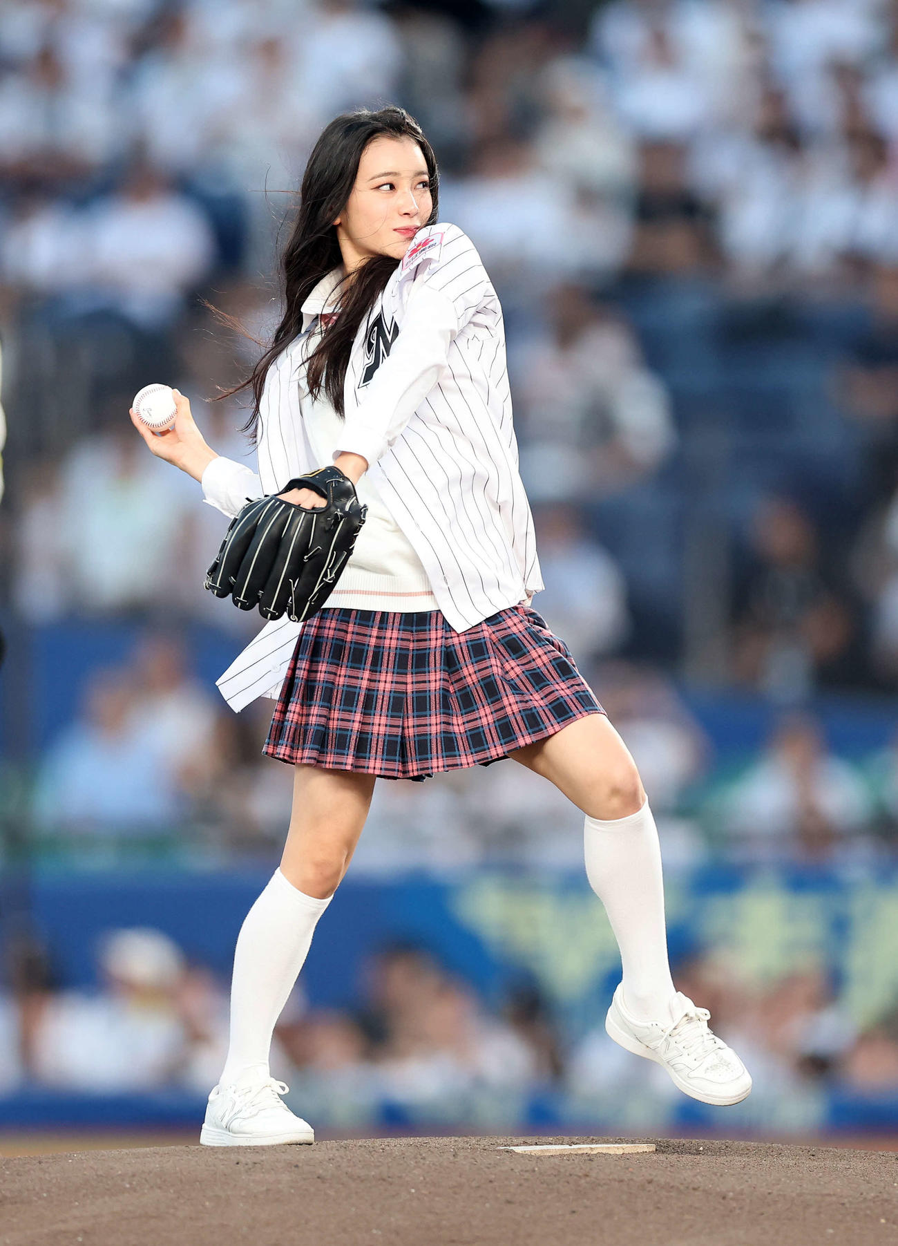 ロッテ対オリックス　セレモニアルピッチするPRODUCE 101 JAPAN練習生の櫻井美羽（撮影・鈴木正人）