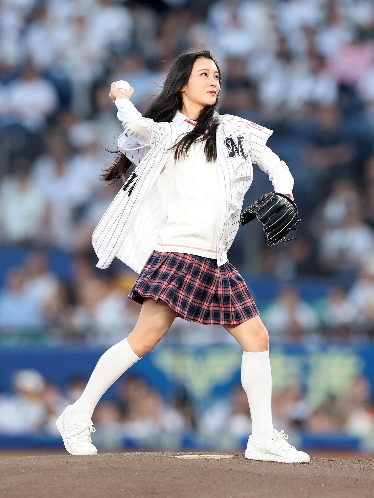 ロッテ対オリックス　セレモニアルピッチするPRODUCE 101 JAPAN練習生の櫻井美羽（撮影・鈴木正人）