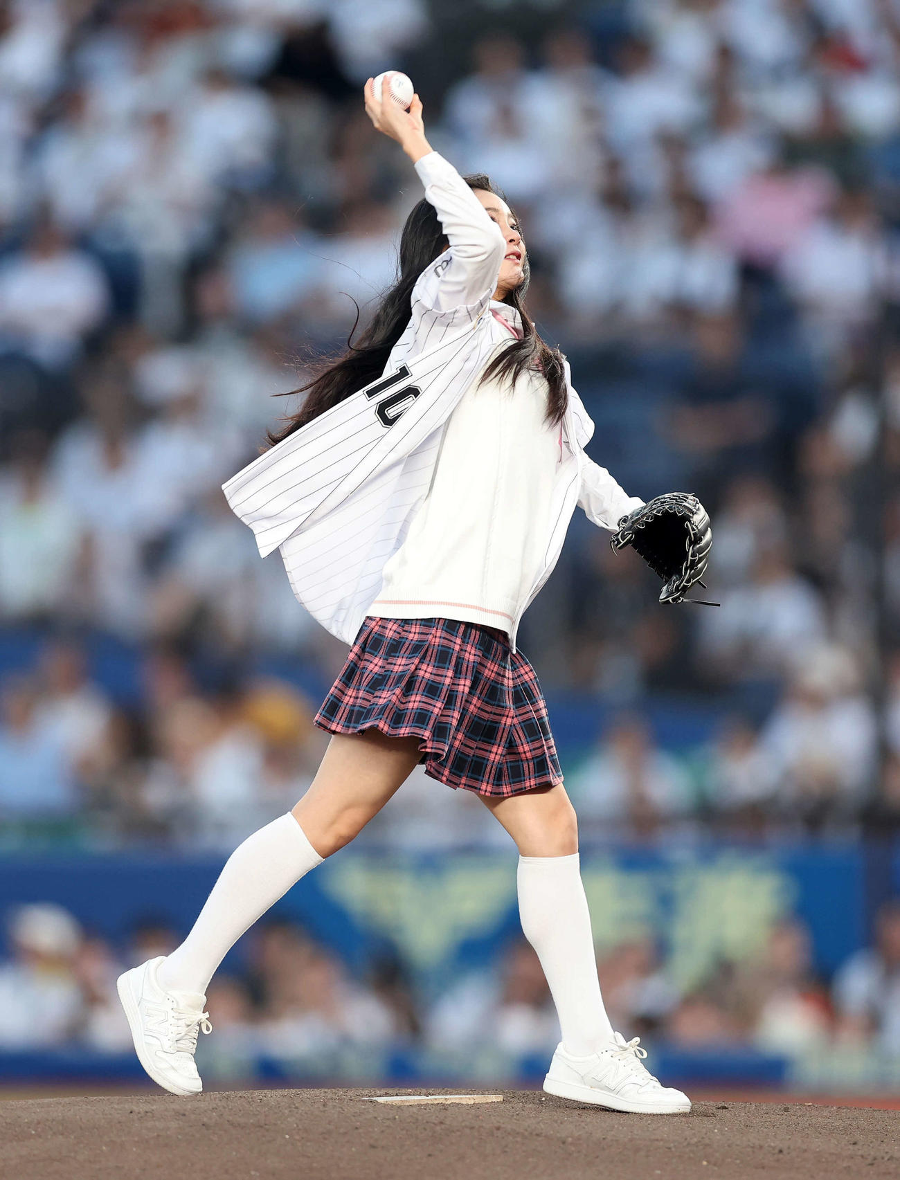 ロッテ対オリックス　セレモニアルピッチするPRODUCE 101 JAPAN練習生の櫻井美羽（撮影・鈴木正人）