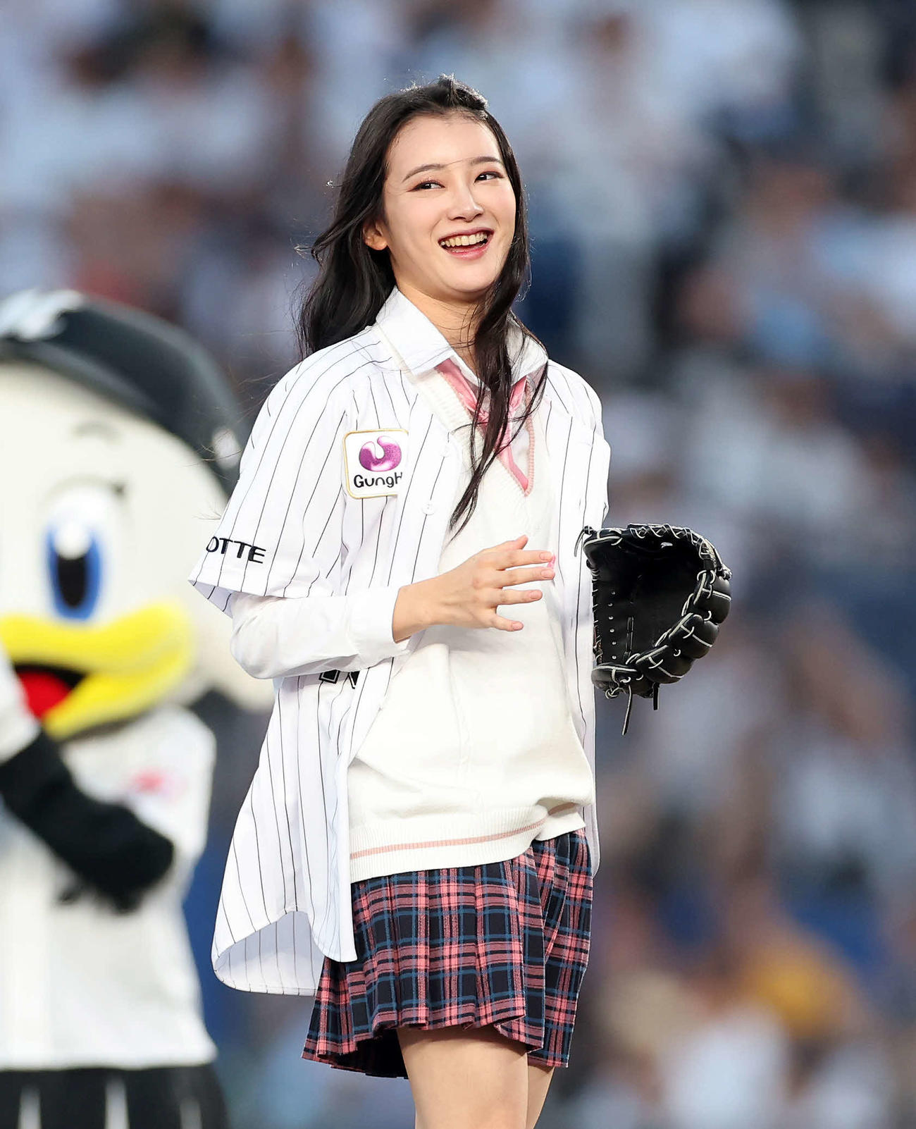 ロッテ対オリックス　セレモニアルピッチを終え笑顔を見せるPRODUCE 101 JAPAN練習生の櫻井美羽（撮影・鈴木正人）