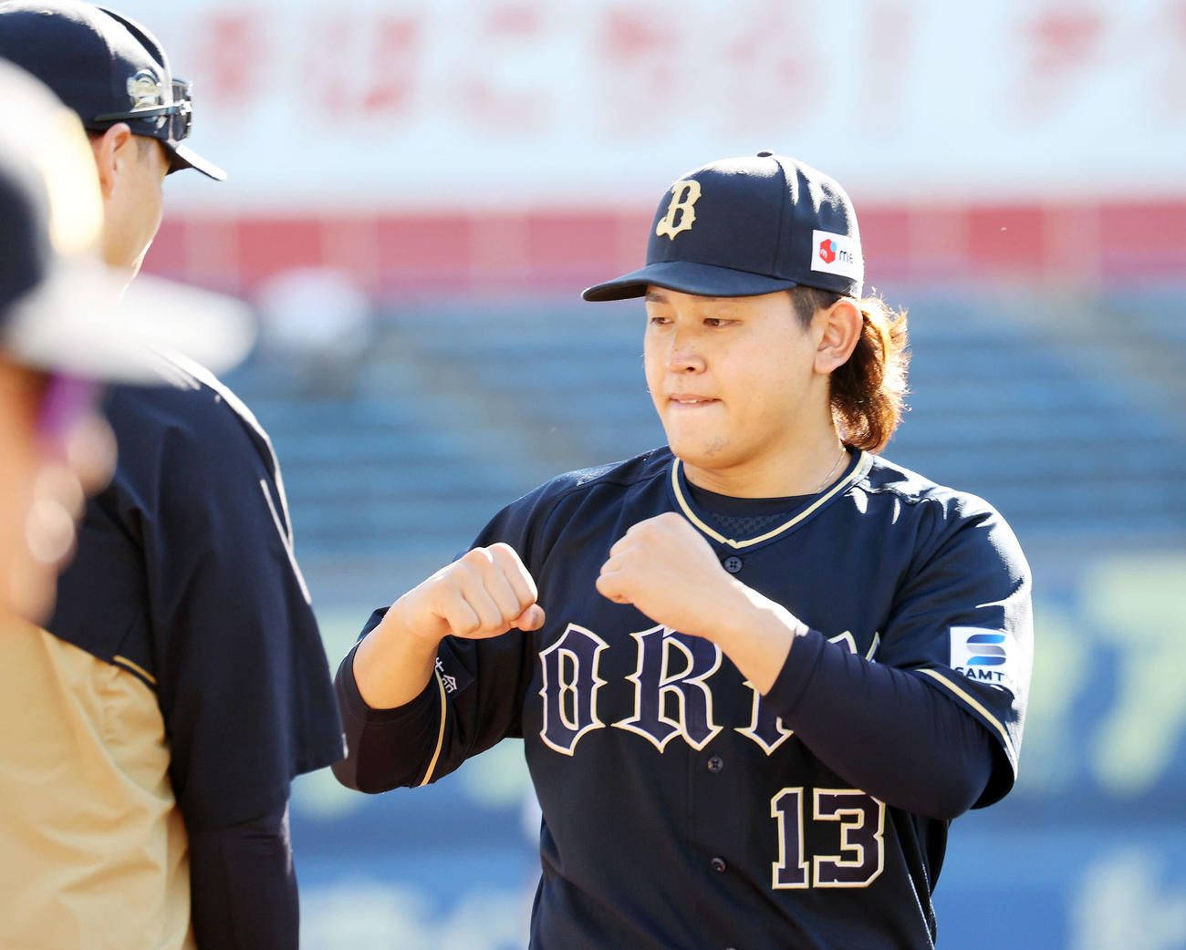 ロッテ対オリックス　練習前、じゃれ合うオリックス山崎福（左）と宮城（撮影・鈴木正人）