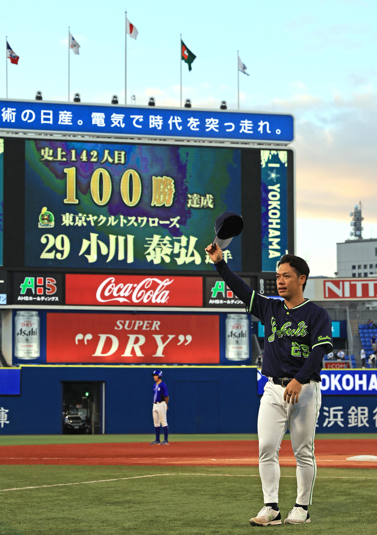 DeNA対ヤクルト　通算100勝を達成しファンに手を振るヤクルト小川（撮影・垰建太）