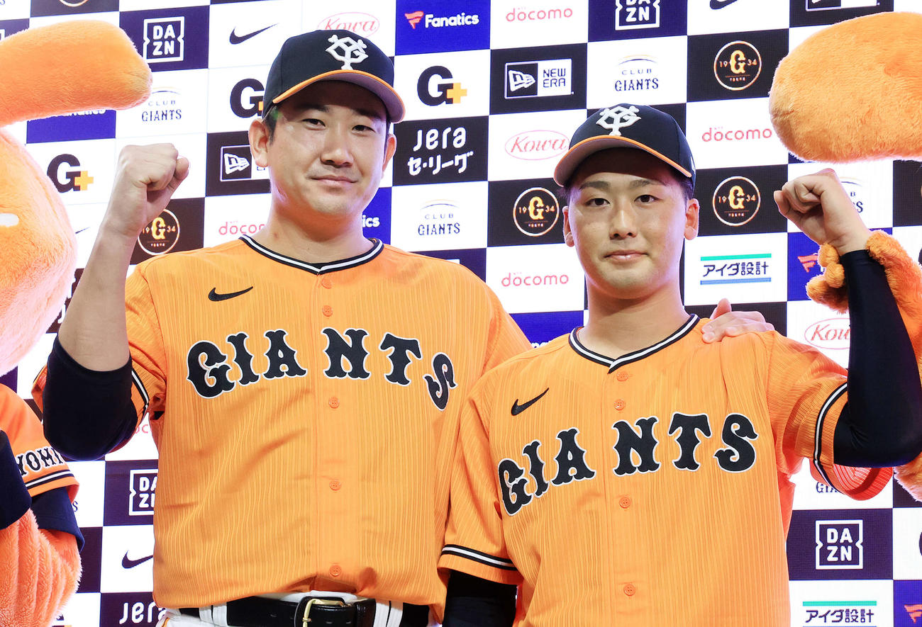 巨人対中日　4勝目を挙げた巨人菅野（左）は緊急登板した船迫とお立ち台でガッツポーズ（撮影・浅見桂子）