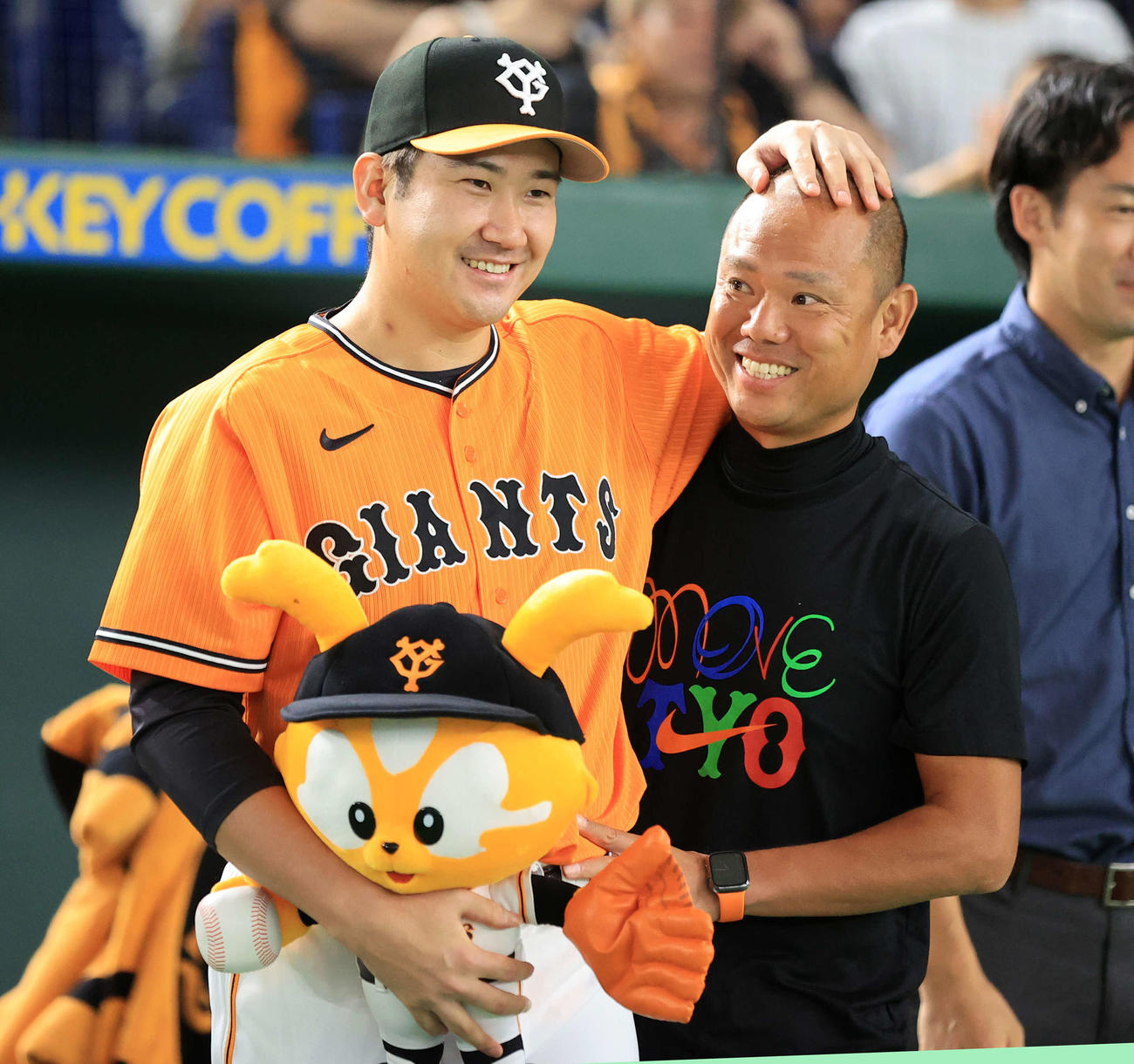 巨人対中日　4勝目を挙げた巨人菅野（左）はチームスタッフの朝井氏の頭を笑顔でなでながら喜び合う（撮影・浅見桂子）
