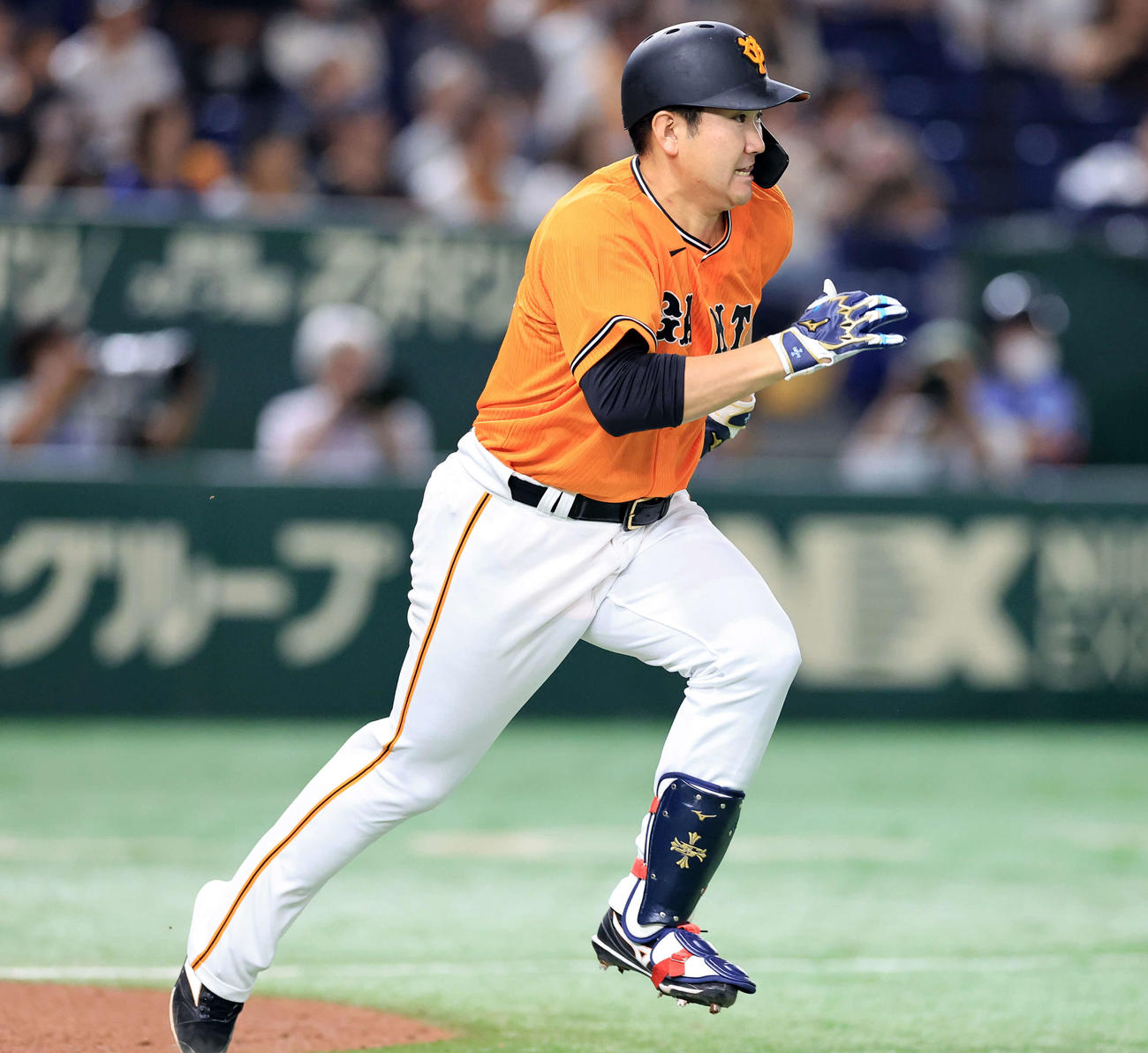 巨人対中日　5回裏巨人2死二塁、菅野は先制適時内野安打を放つ（撮影・浅見桂子）