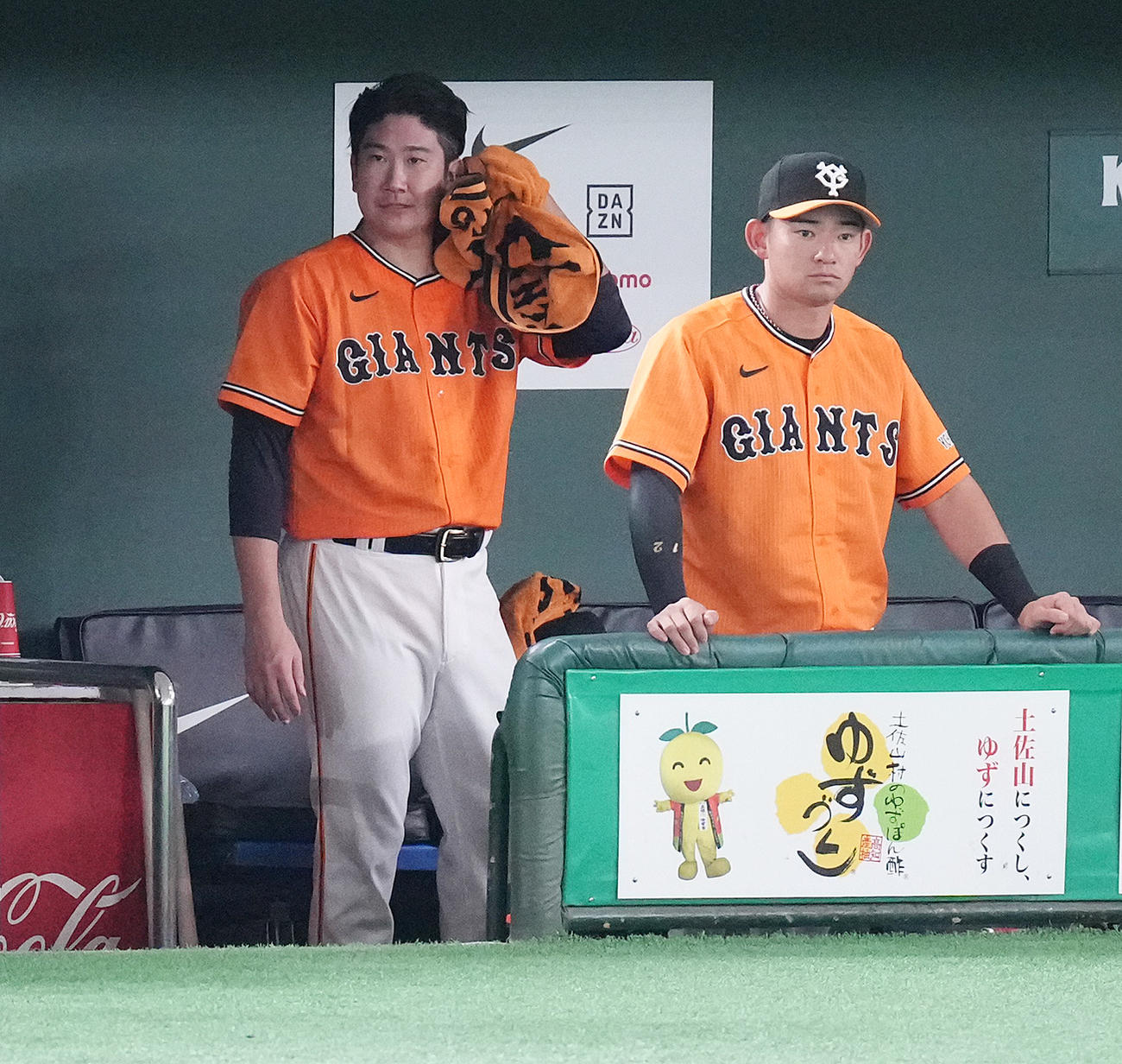 巨人対中日　6回表に1球も投げずに降板し、ベンチで浮かない表情の巨人菅野（左）（撮影・鈴木みどり）