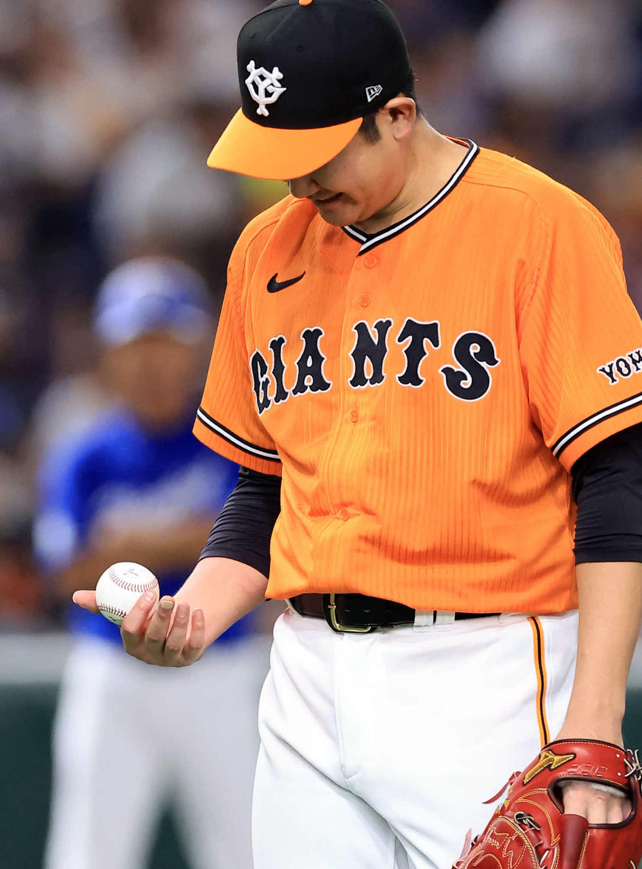 巨人対中日　6回表中日の攻撃でマウンドに立った菅野だが、右手を見つめて緊急降板する（撮影・浅見桂子）