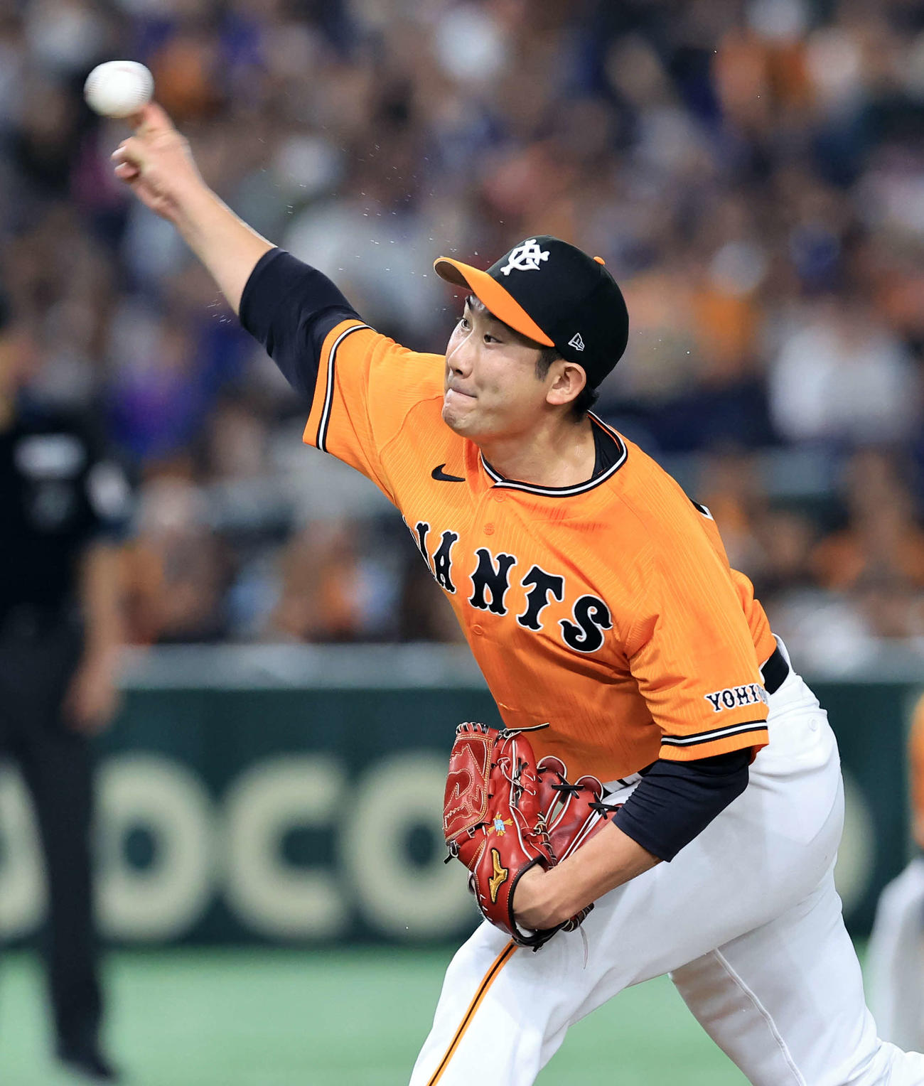 巨人対中日　汗を飛ばして力投するる巨人先発の菅野（撮影・浅見桂子）