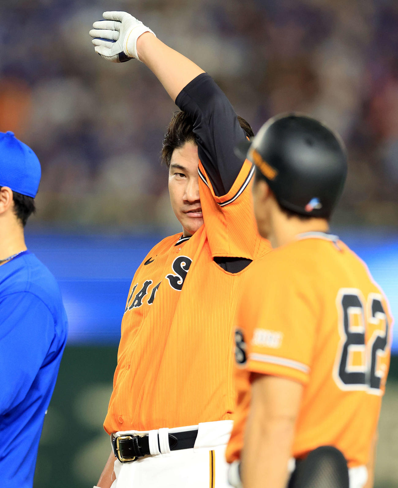 巨人対中日　5回裏巨人2死二塁、先制適時内野安打を放った菅野は汗をぬぐう（撮影・浅見桂子）