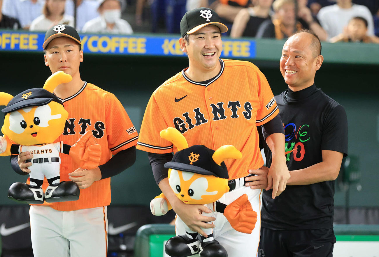 巨人対中日　4勝目を挙げた巨人菅野（中央）は船迫（左）とチームスタッフの朝井氏と笑顔で喜び合う（撮影・浅見桂子）