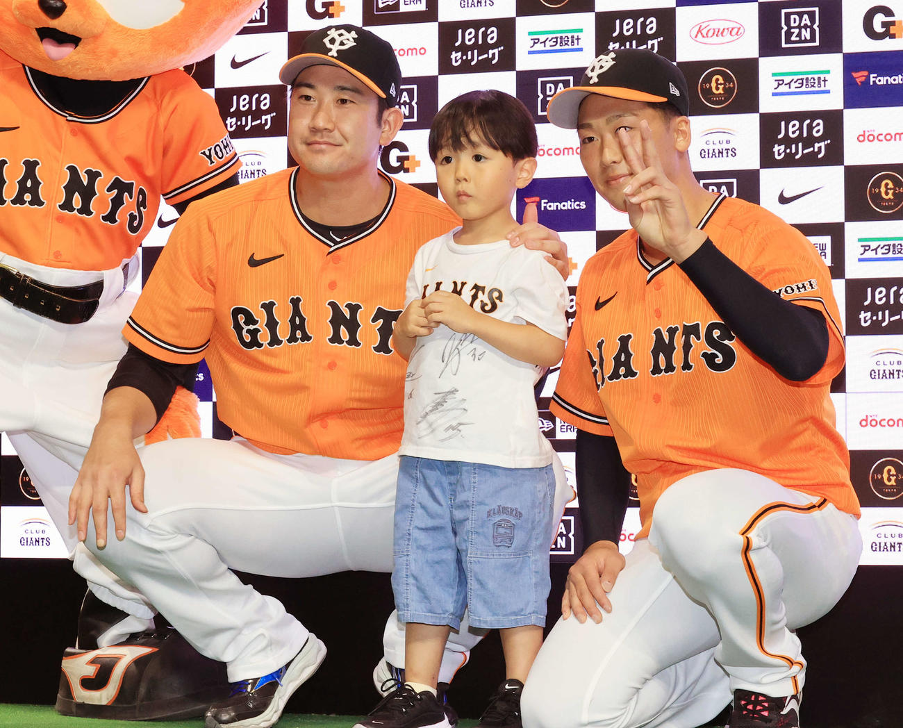 巨人対中日　4勝目を挙げた巨人菅野（左）は船迫と子どもファンを挟んで記念撮影（撮影・浅見桂子）