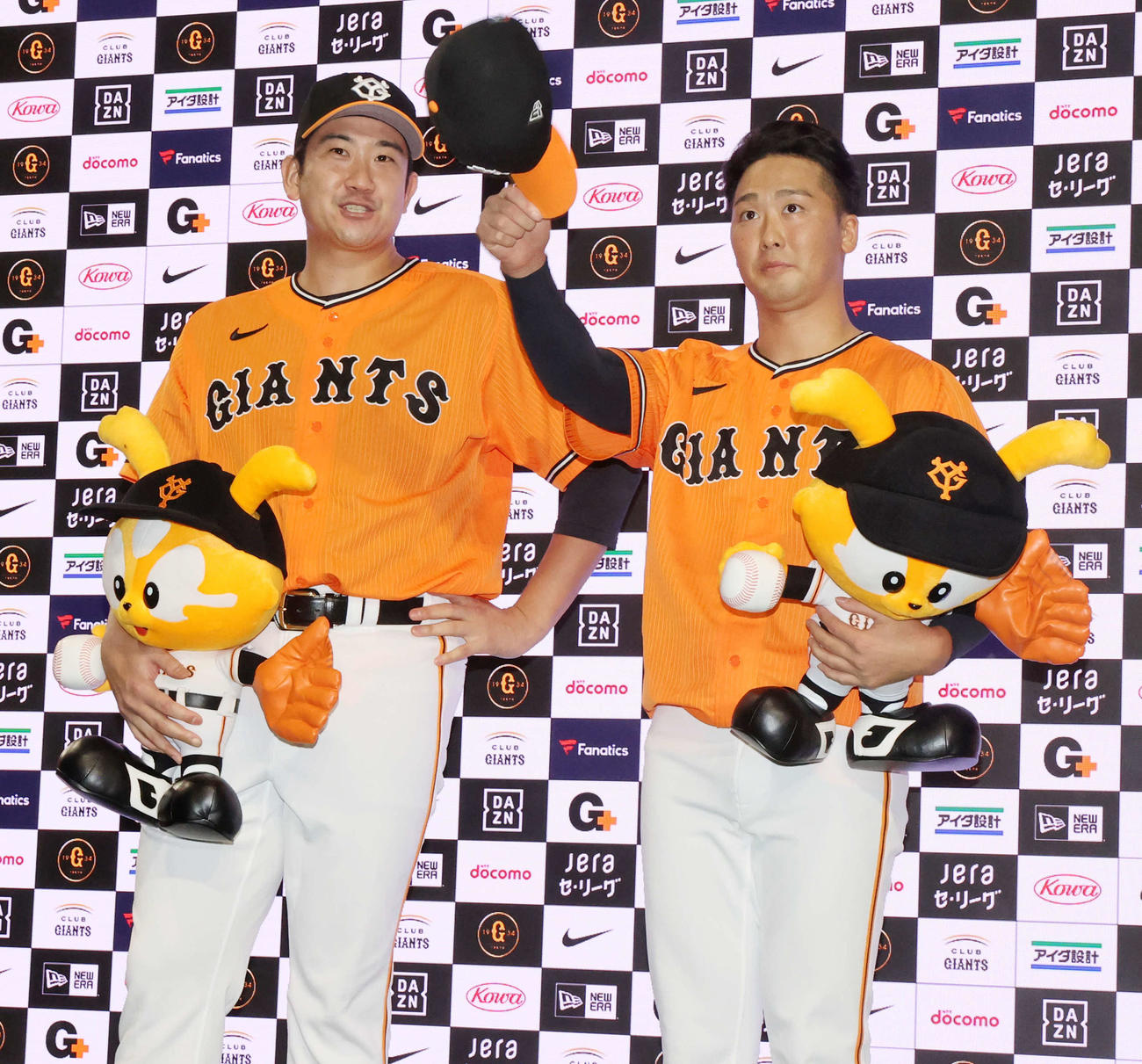 巨人対中日　4勝目を挙げた巨人菅野（左）は緊急登板した船迫とお立ち台で笑顔（撮影・浅見桂子）