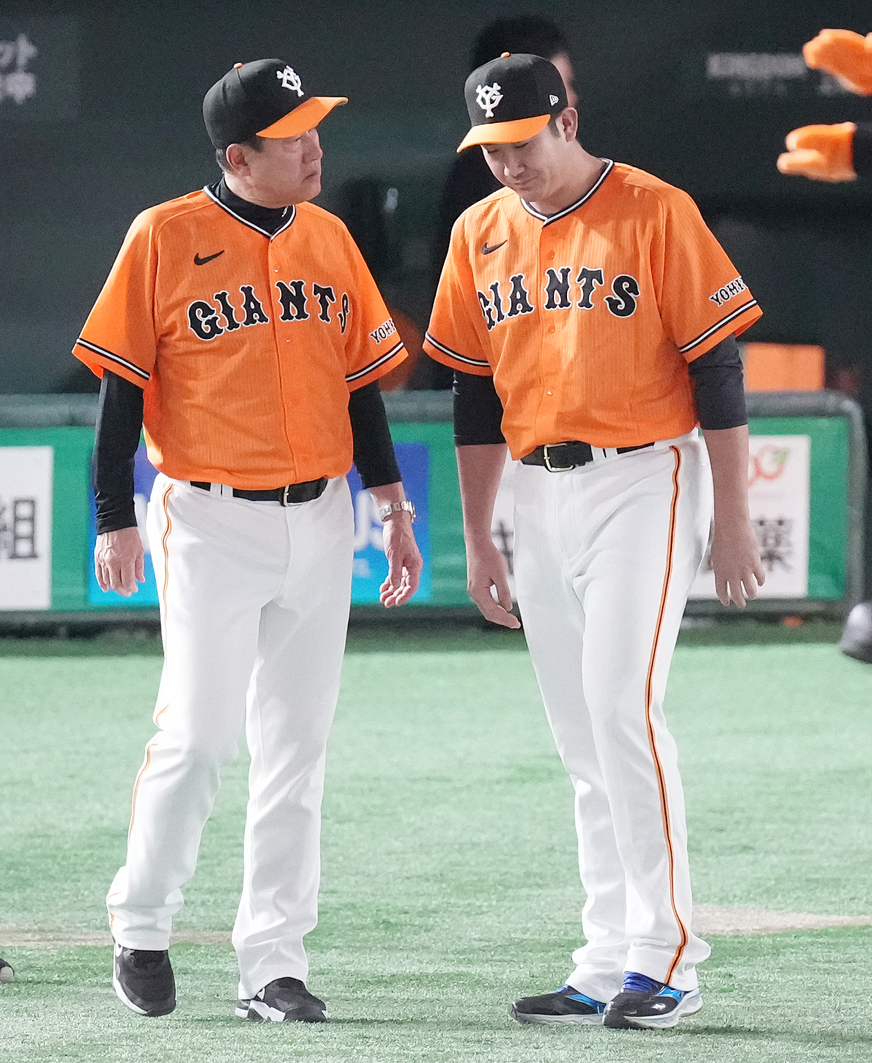 巨人対中日　勝利投手の巨人菅野（右）は原監督に声をかけられる（撮影・鈴木みどり）