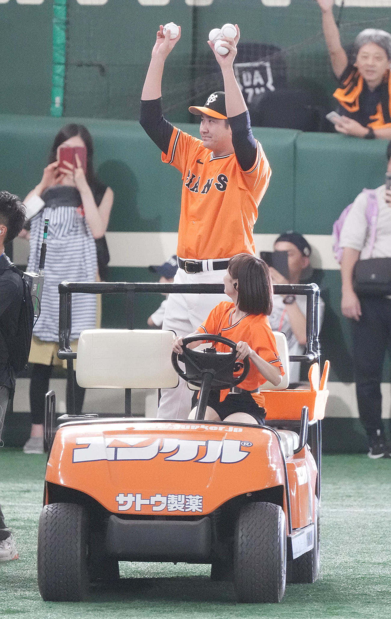 巨人対中日　ファンの前でバンザイする巨人菅野（撮影・鈴木みどり）