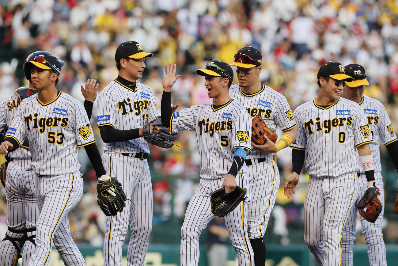 阪神対広島　広島に連勝してマジックを7としタッチを交わす、左から坂本、島田、岩崎、近本佐藤輝、木浪、大山（撮影・藤尾明華）