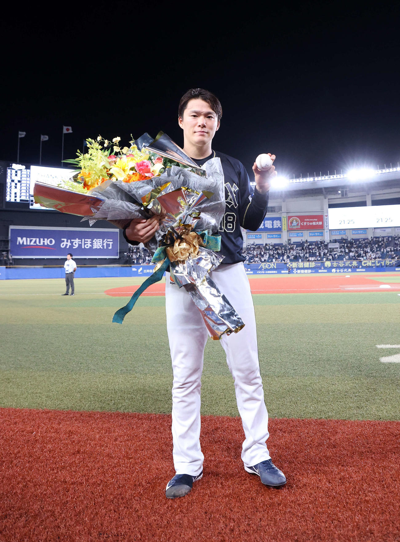 ロッテ対オリックス　ノーヒットノーランを達成しウイニングボール手に写真に納まるオリックス山本（撮影・鈴木正人）