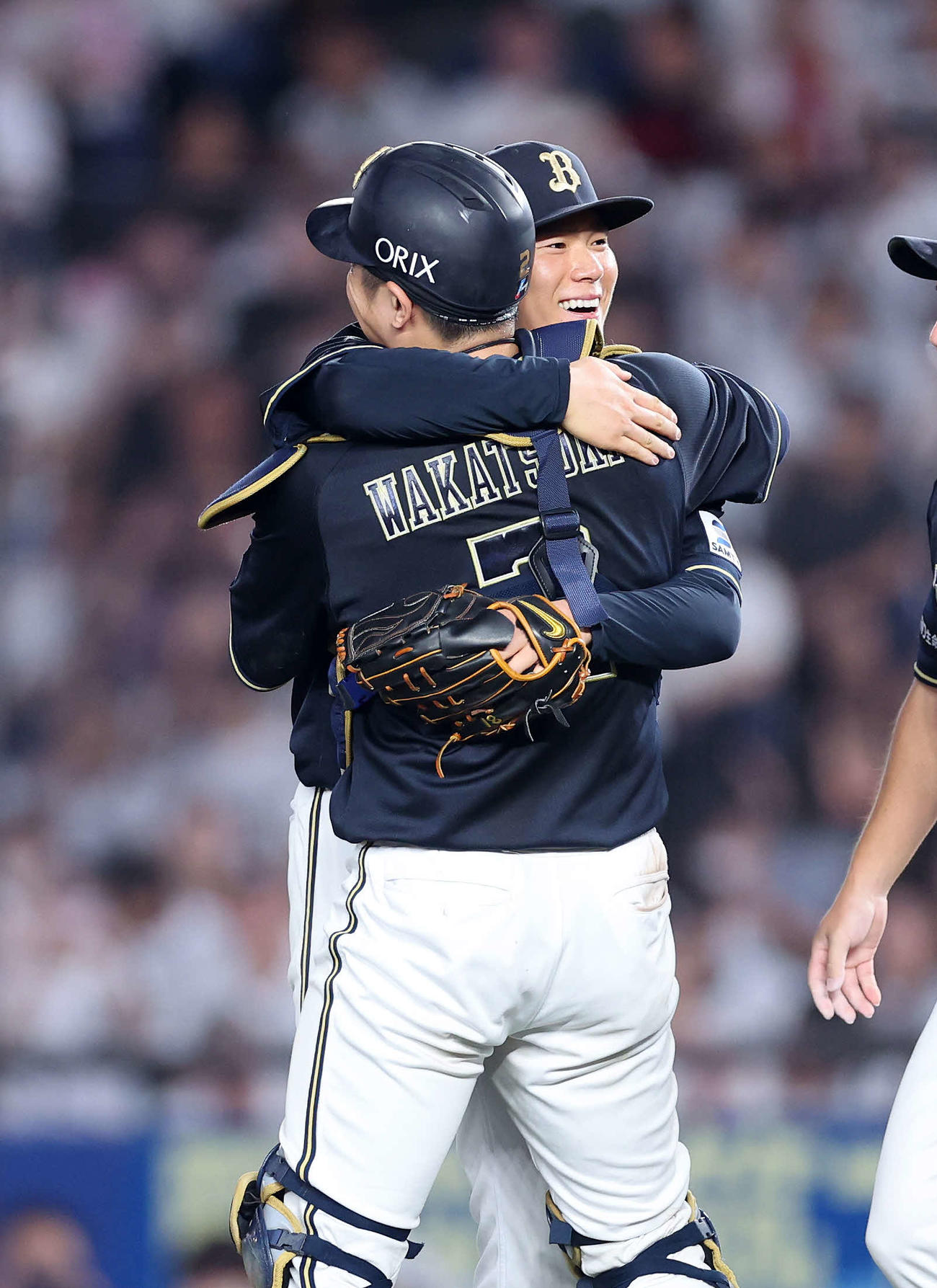 ロッテ対オリックス　ノーヒットノーランを達成して捕手若月（手前）と抱き合い喜ぶ山本（撮影・鈴木正人）