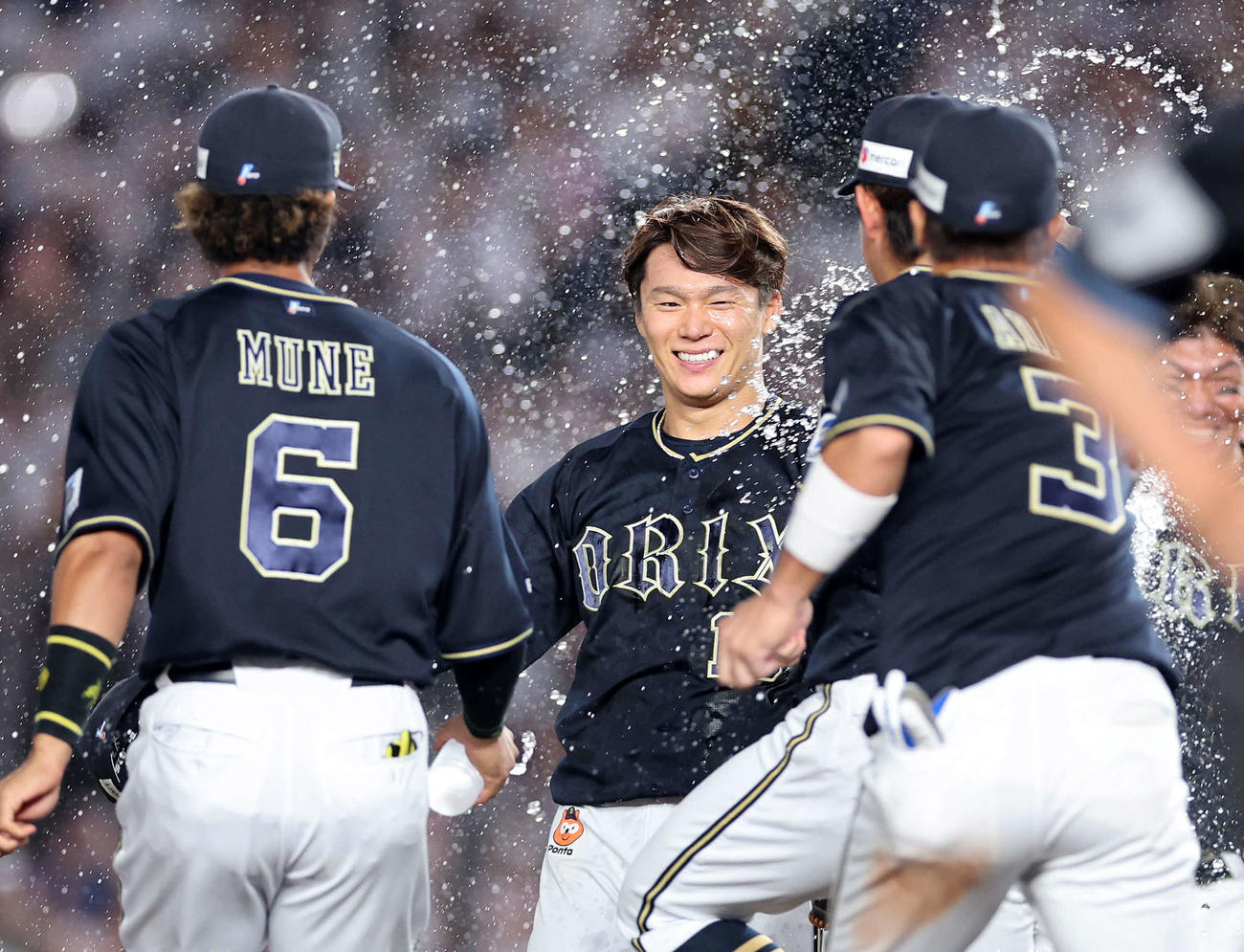 ロッテ対オリックス　ノーヒットノーランを達成し祝福を受けるオリックス山本（中央）（撮影・鈴木正人）