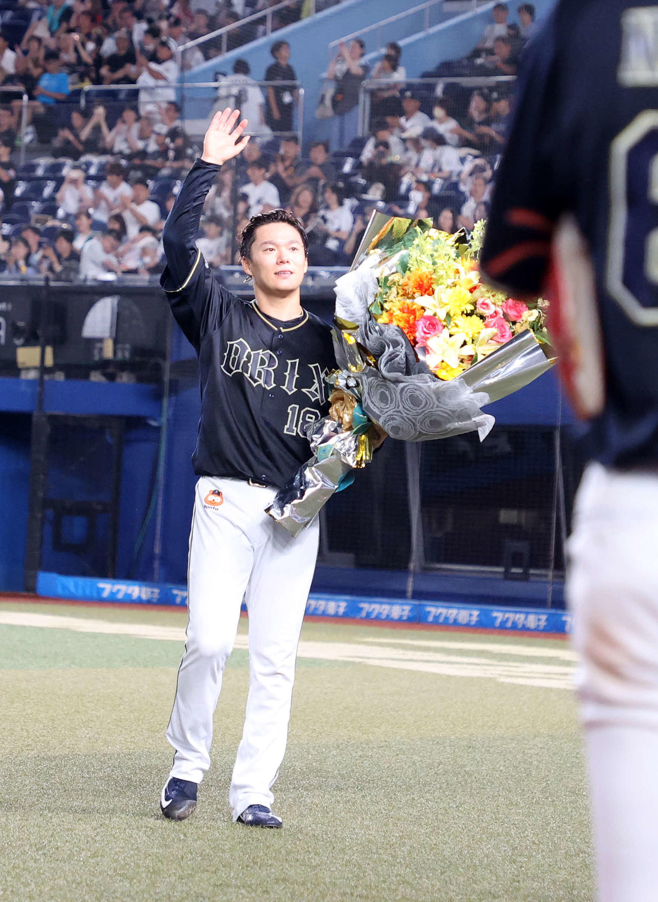 ロッテ対オリックス　ノーヒットノーランを達成し花束を受け取りファンに手を振るオリックス山本（撮影・鈴木正人）