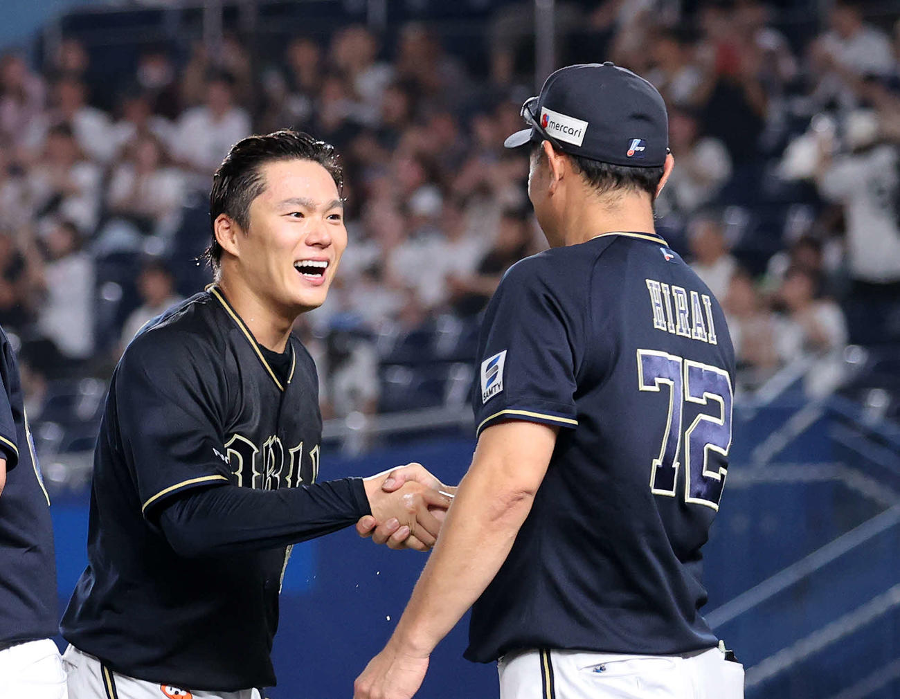 ロッテ対オリックス　ノーヒットノーランを達成しオリックス平井コーチ（右）と握手する山本（撮影・鈴木正人）