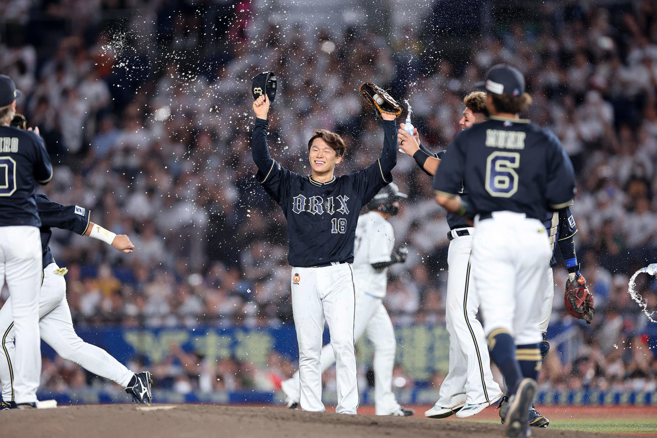 ロッテ対オリックス　ノーヒットノーランを達成し祝福を受けるオリックス山本（撮影・鈴木正人）