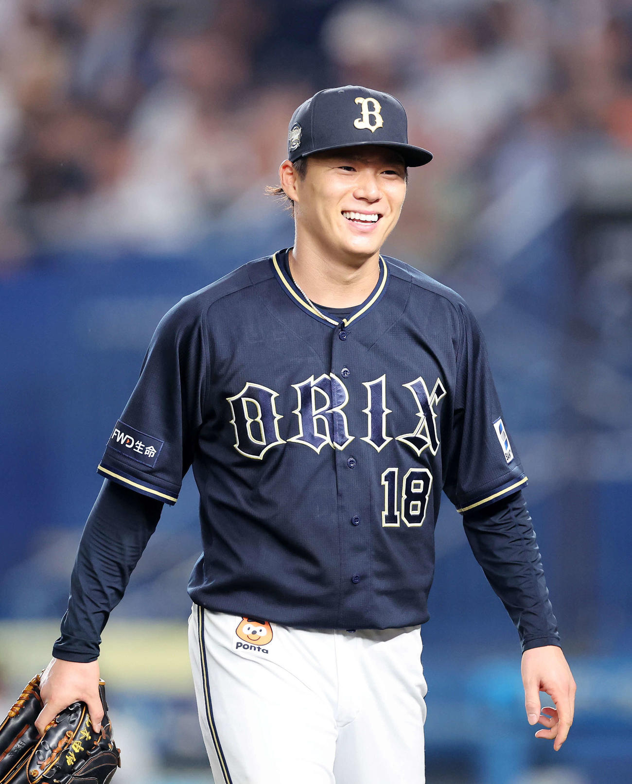 ロッテ対オリックス　5回裏、ロッテの攻撃を抑え笑顔でベンチに引き揚げるオリックス山本（撮影・鈴木正人）