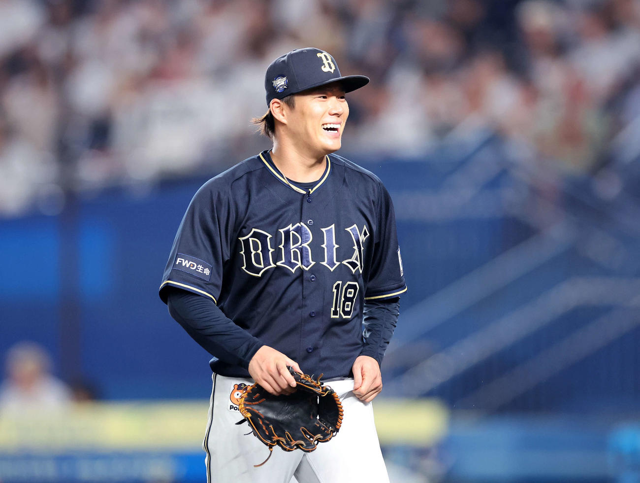 ロッテ対オリックス　5回裏、ロッテの攻撃を抑え笑顔でベンチに引き揚げるオリックス山本（撮影・鈴木正人）