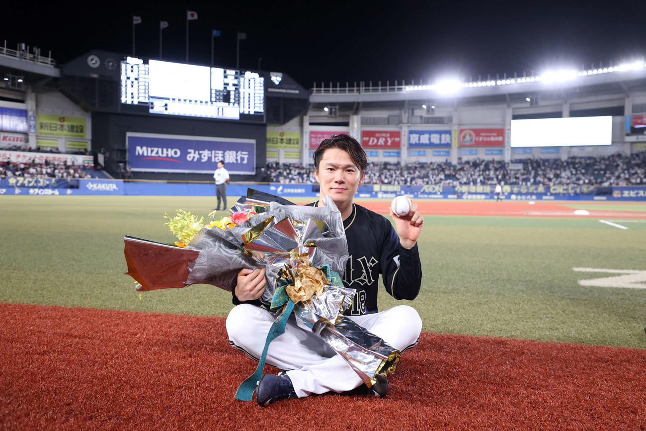 ロッテ対オリックス　ノーヒットノーランを達成しウイニングボール手に写真に納まるオリックス山本（撮影・鈴木正人）