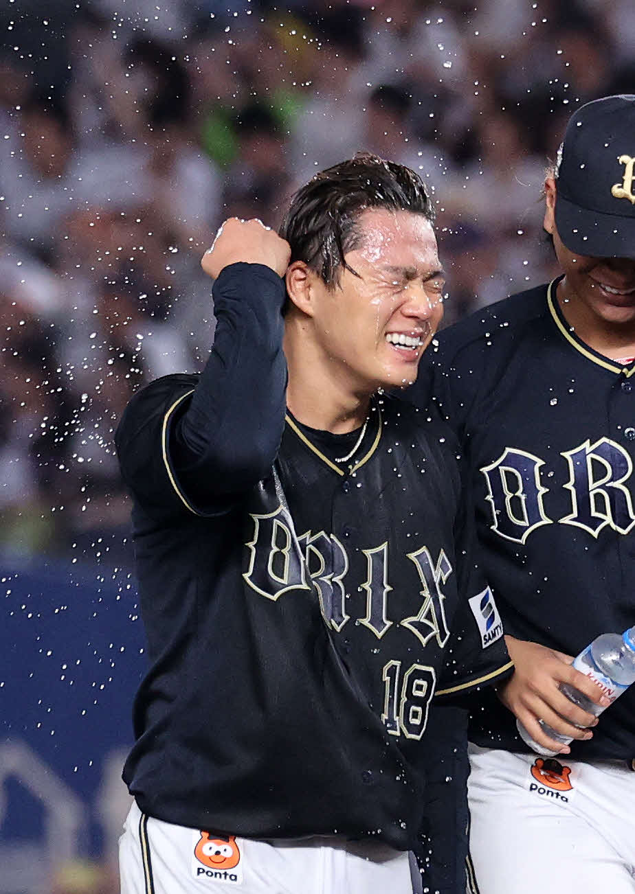 ロッテ対オリックス　ノーヒットノーランを達成し祝福を受けるオリックス山本（撮影・鈴木正人）