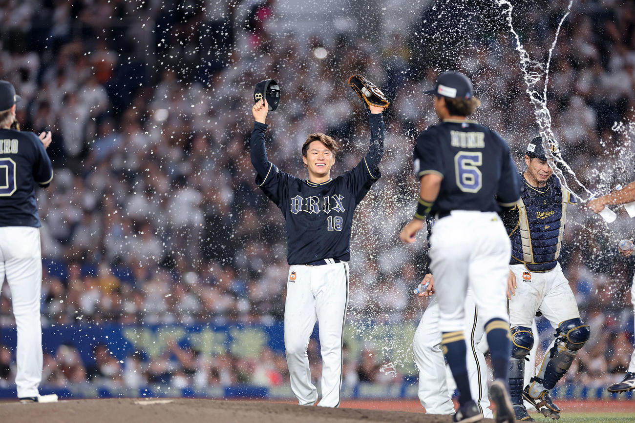 ロッテ対オリックス　ノーヒットノーランを達成し祝福を受けるオリックス山本（撮影・鈴木正人）
