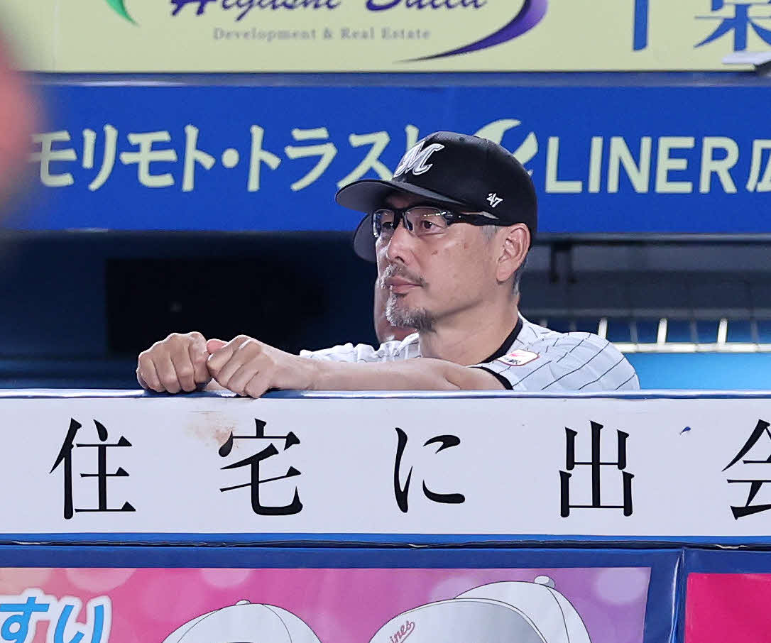 ロッテ対オリックス　9回裏、オリックス山本の投球をベンチから見つめるロッテ吉井監督（撮影・鈴木正人）