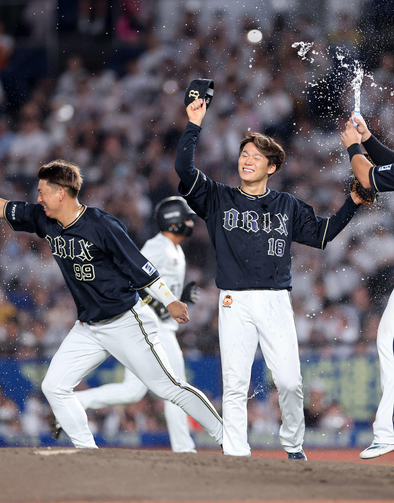 ロッテ対オリックス　ノーヒットノーランを達成し、杉本（左）らから祝福を受ける山本（右）。後方はロッテ小川（撮影・鈴木正人）