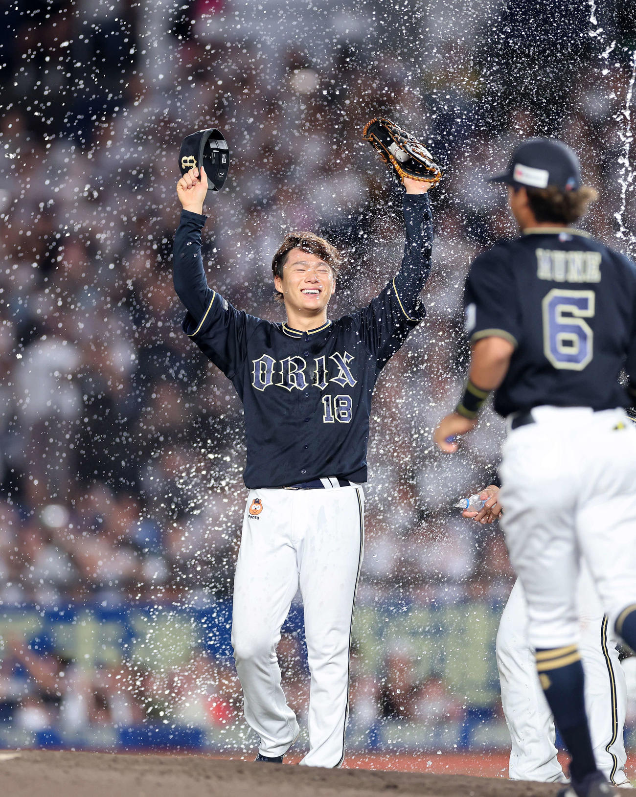 ロッテ対オリックス　ノーヒットノーランを達成し祝福を受けるオリックス山本（撮影・鈴木正人）