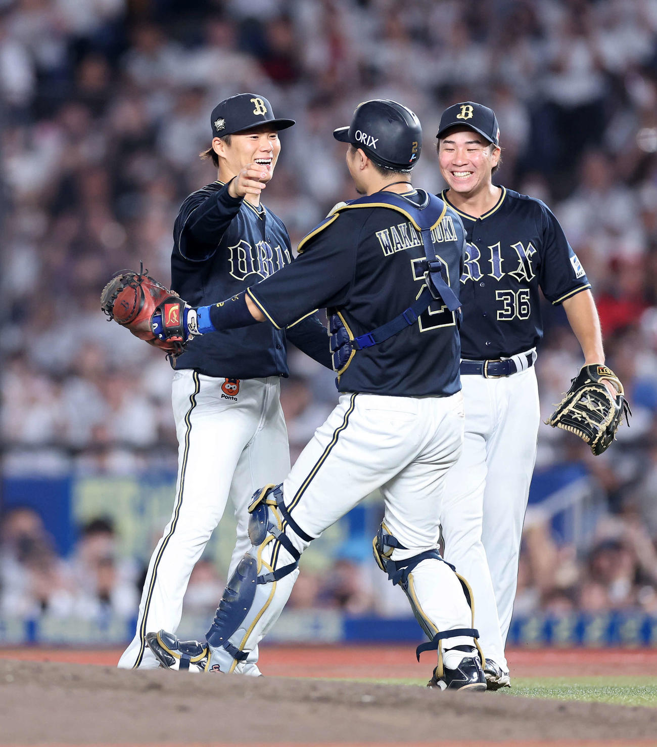 ロッテ対オリックス　ノーヒットノーランを達成しオリックス若月（中央）と抱き合い喜ぶ山本（左）（撮影・鈴木正人）