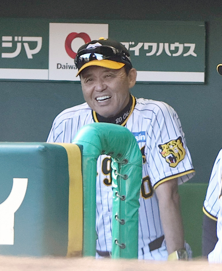 阪神対広島　5回裏、ベンチで笑顔を見せる阪神岡田監督（撮影・上山淳一）