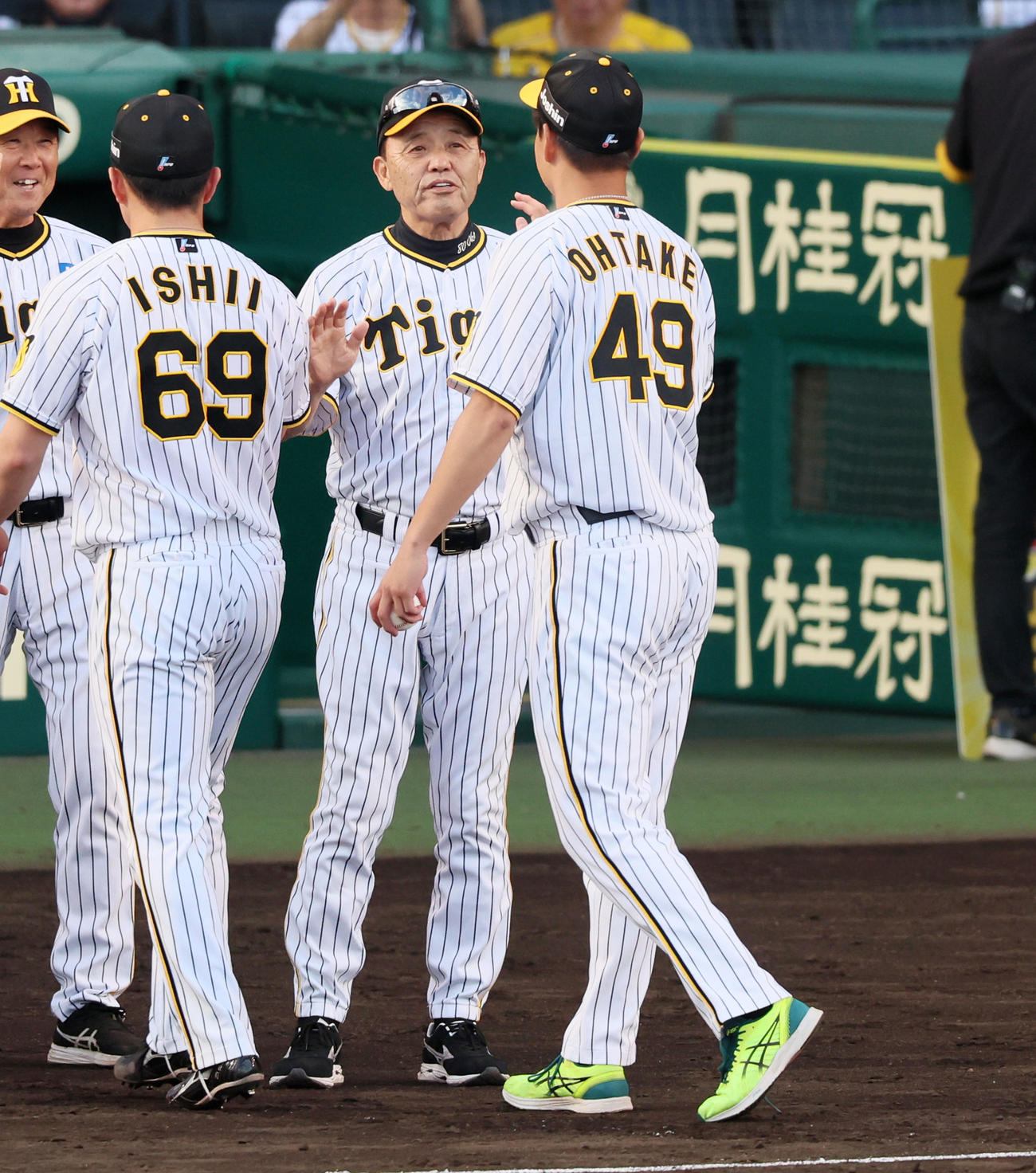 阪神対広島　広島に勝利し大竹（右）とタッチする岡田監督（撮影・加藤哉）
