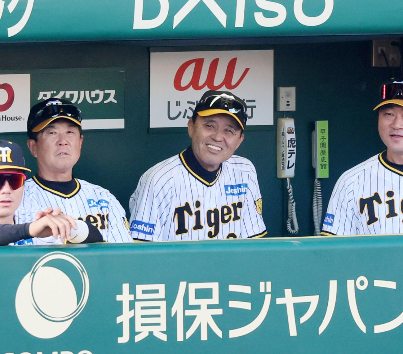 阪神対広島　7回表、ベンチで笑顔を見せる岡田監督（撮影・加藤哉）