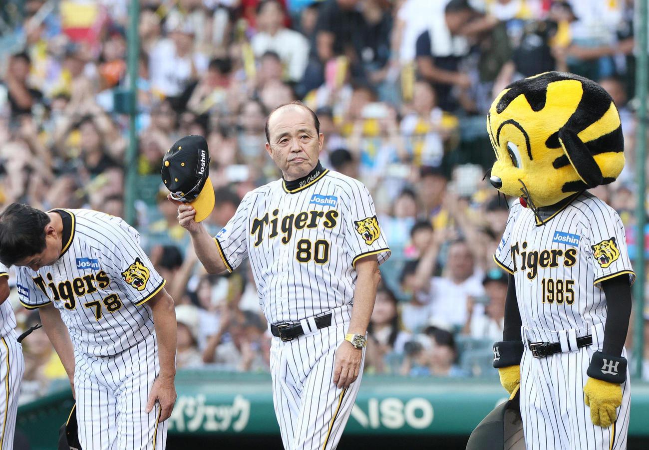 阪神対広島　広島に勝利し整列してあいさつする阪神岡田監督（中央）ら（撮影・上山淳一）