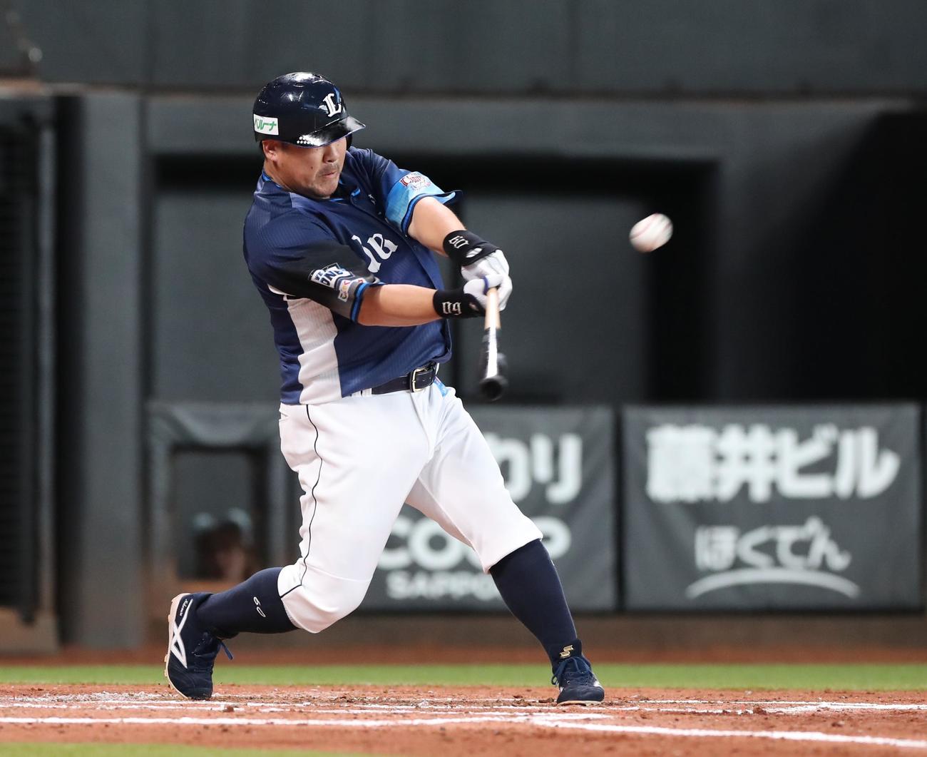 日本ハム対西武　3回表西武2死二、三塁、右中間に3点本塁打を放つ中村（撮影・黒川智章）
