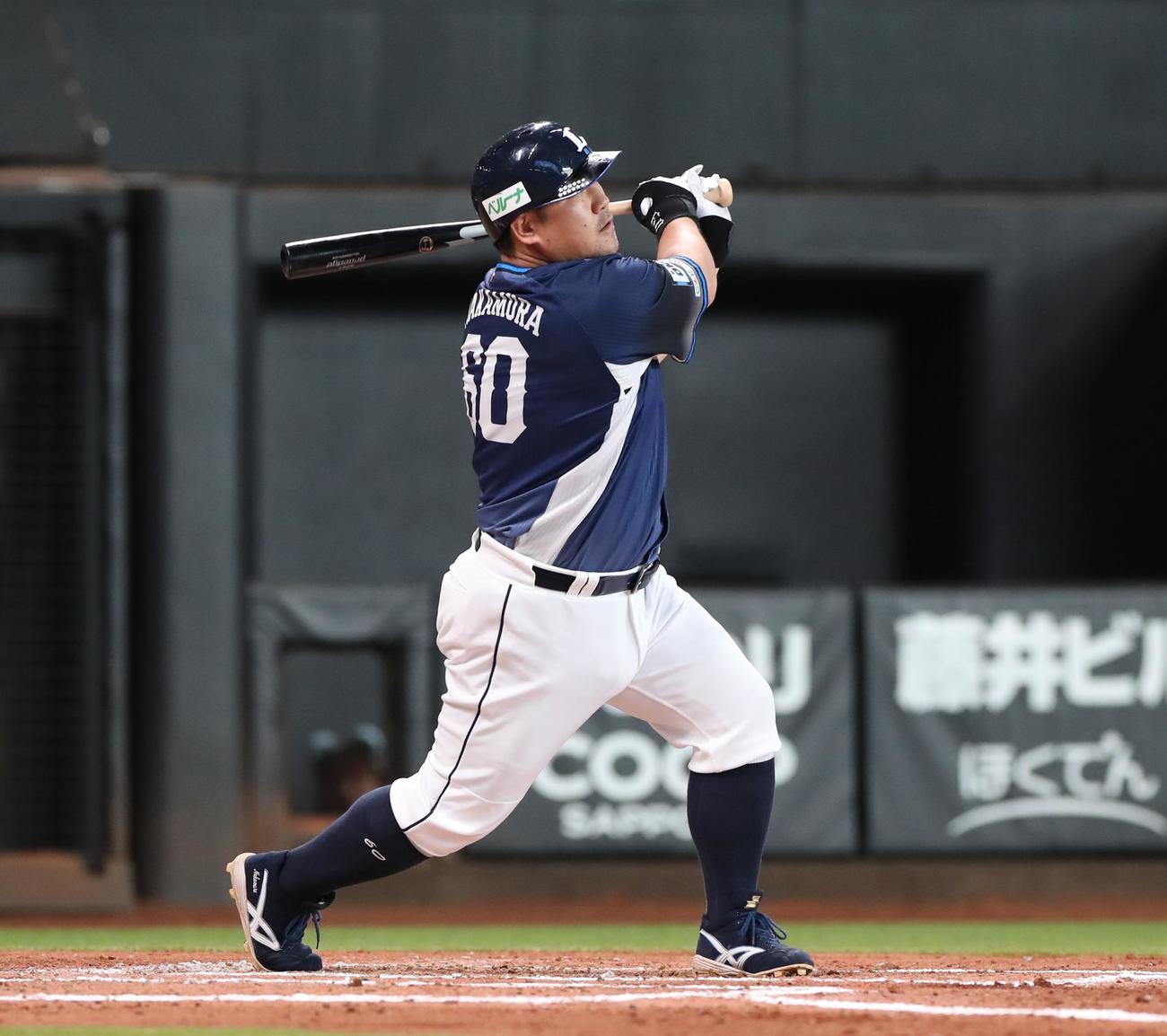 日本ハム対西武　3回表西武2死二、三塁、右中間に3点本塁打を放つ中村（撮影・黒川智章）
