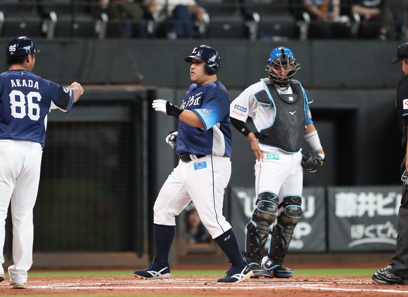 日本ハム対西武　3回表西武2死二、三塁、右中間に3点本塁打を放ち生還する中村（撮影・黒川智章）