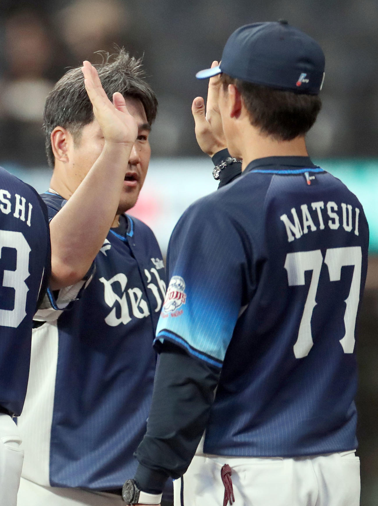 日本ハム対西武　試合終了後、西武中村（左）は松井監督に出迎えられる（撮影・佐藤翔太）