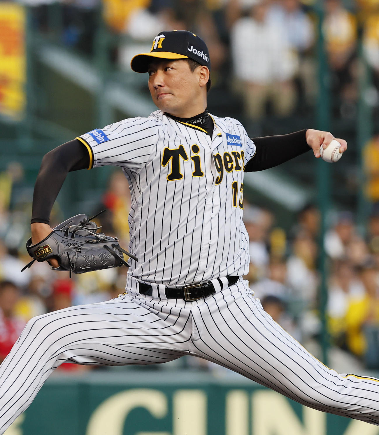 阪神対広島　9回表広島2死一、二塁の場面で登板した岩崎（撮影・藤尾明華）