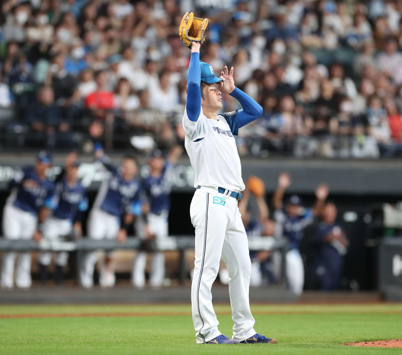 日本ハム対西武　3回表西武2死二、三塁、中村に3点本塁打を浴びる加藤貴（撮影・黒川智章）