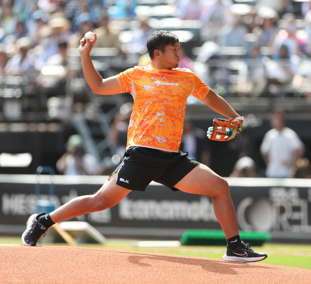 日本ハム対西武　ファーストピッチセレモニーを務めるクボタスピアーズ船橋・東京ベイの青木祐樹（撮影・佐藤翔太）