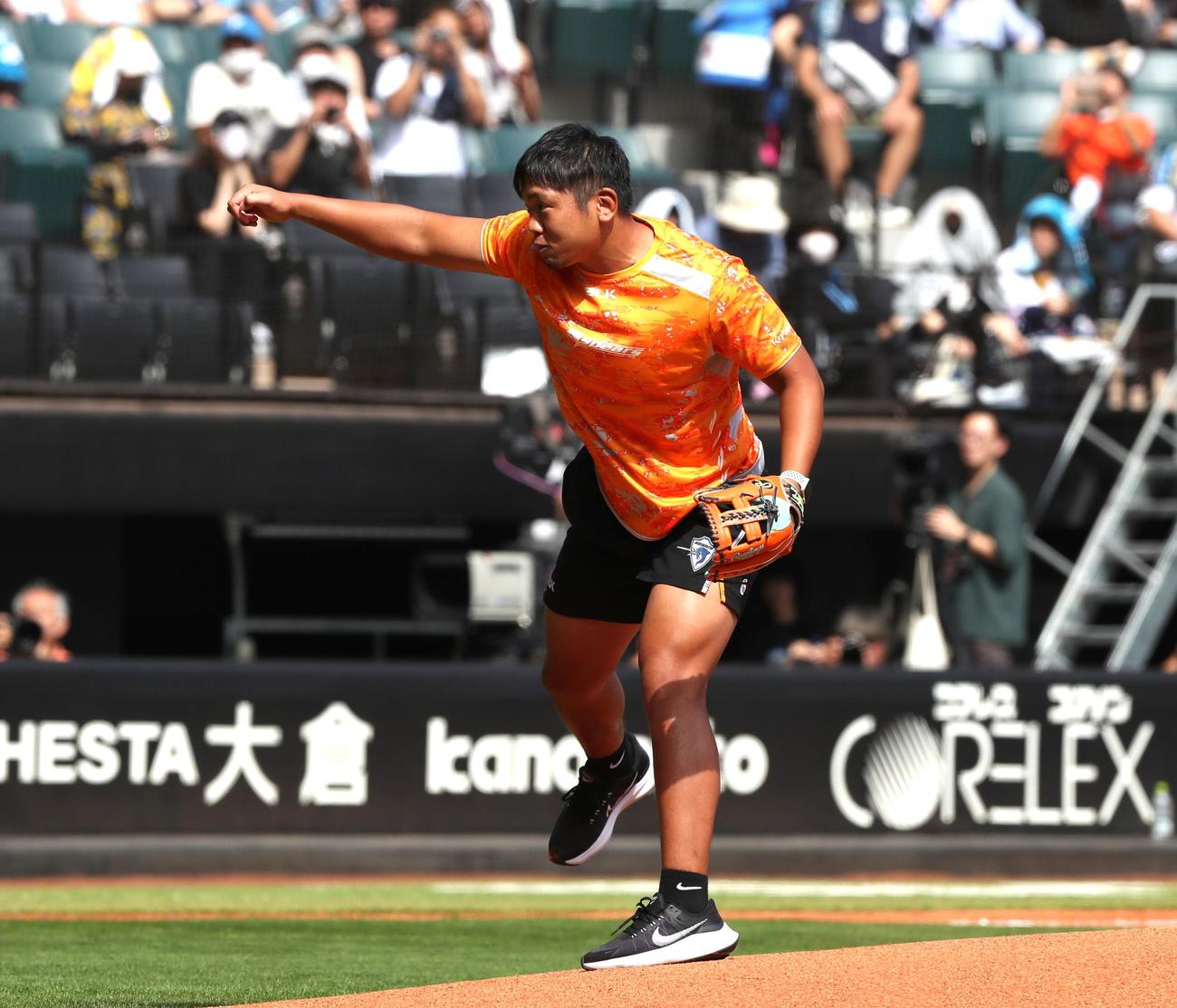日本ハム対西武　ファーストピッチセレモニーで投球するラグビーの青木祐樹（撮影・黒川智章）
