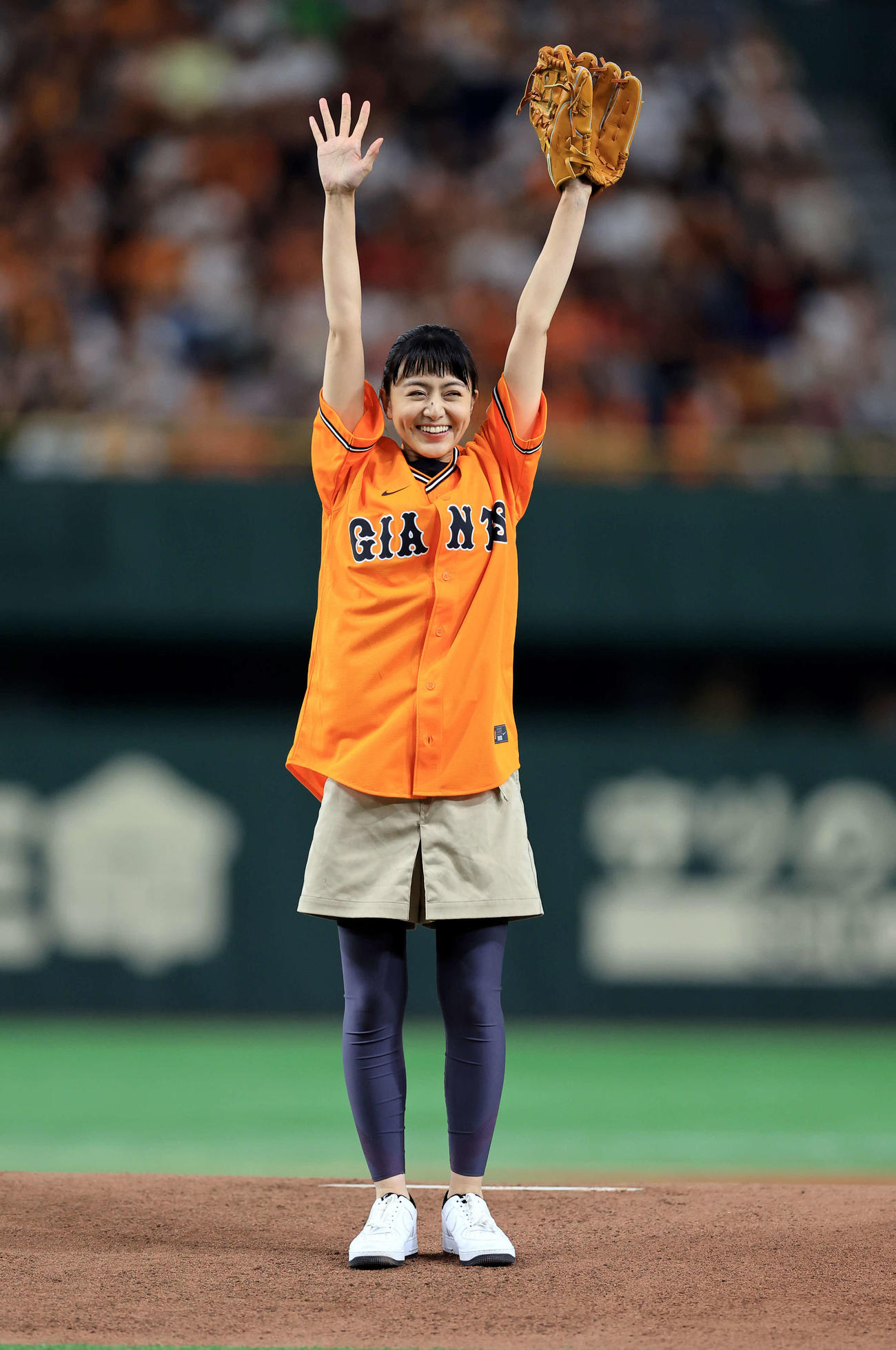 巨人対中日　始球式でノーバンドで投げバンザイする長沢裕（撮影・浅見桂子）