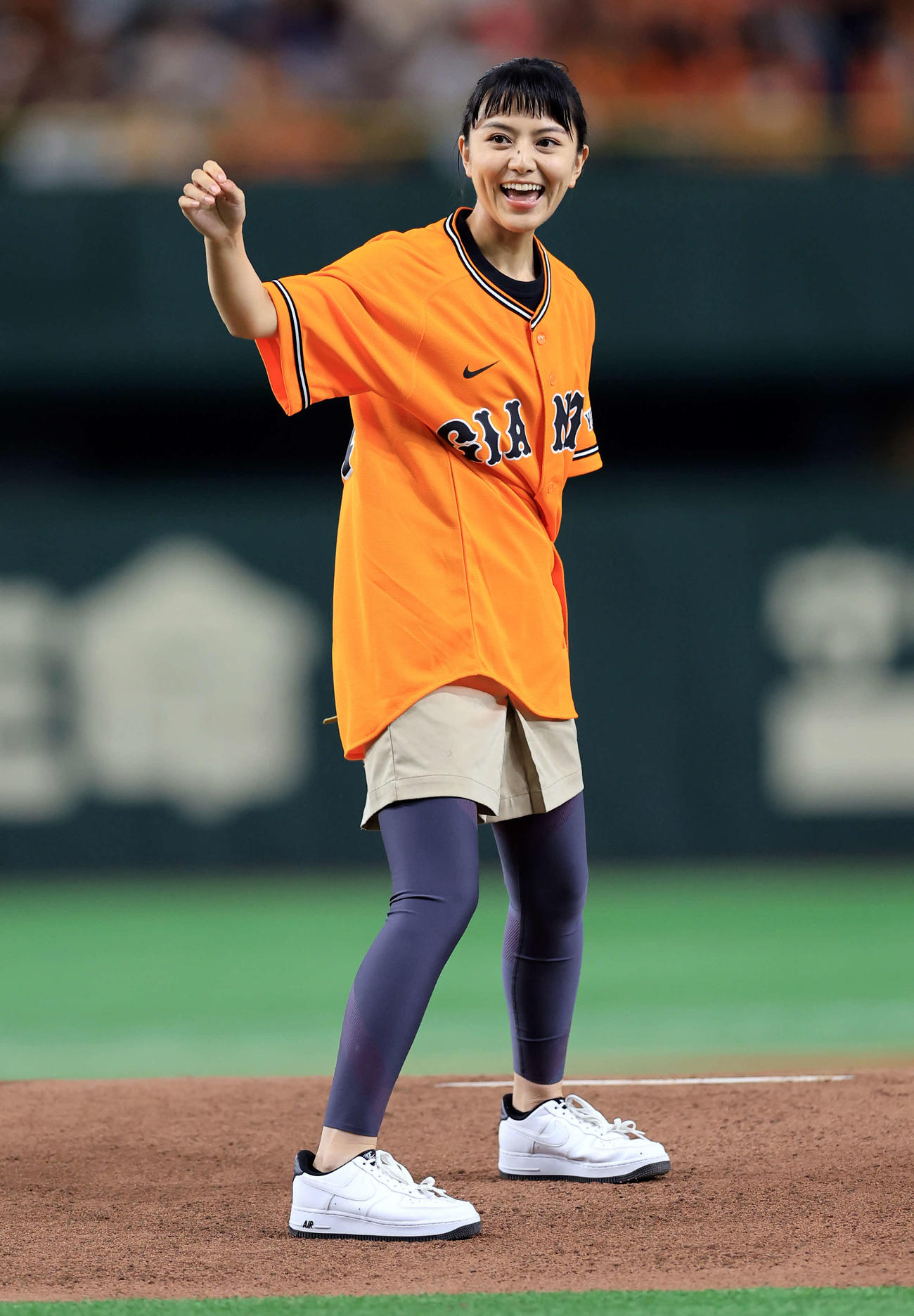 巨人対中日　始球式でノーバンドで投げる長沢裕（撮影・浅見桂子）