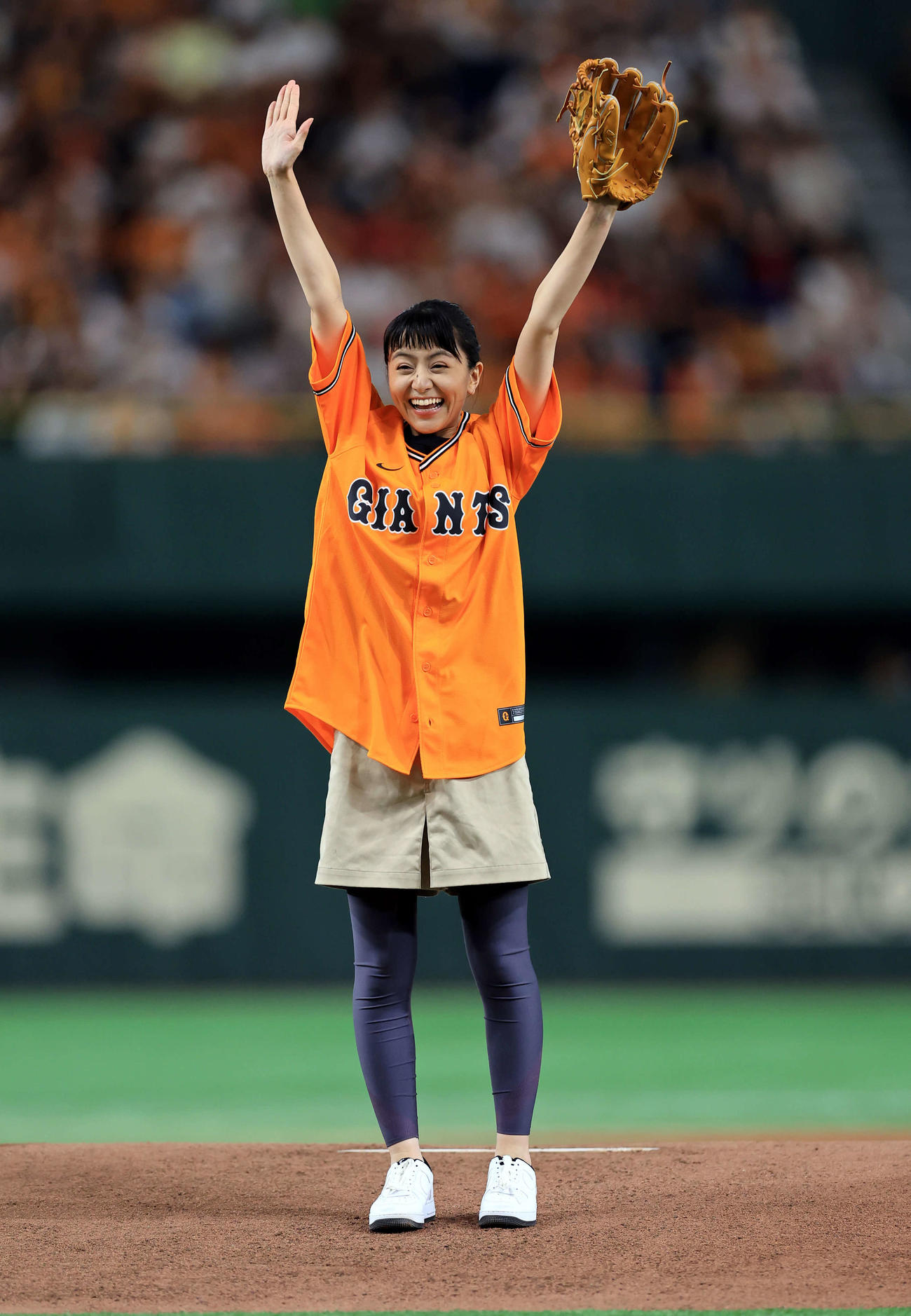 巨人対中日　始球式でノーバンドで投げバンザイする長沢裕（撮影・浅見桂子）