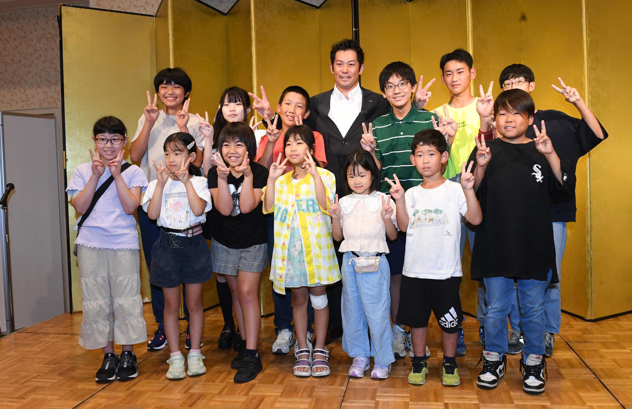 阪神タイガース戦親子観戦会で参加者の子どもたちと記念撮影を行う本紙評論家の岩田稔氏（撮影・前岡正明）